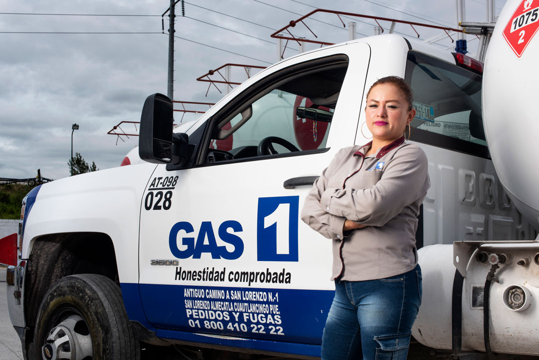 Repartidora de Gas 1 junto a su unidad oficial rotulada