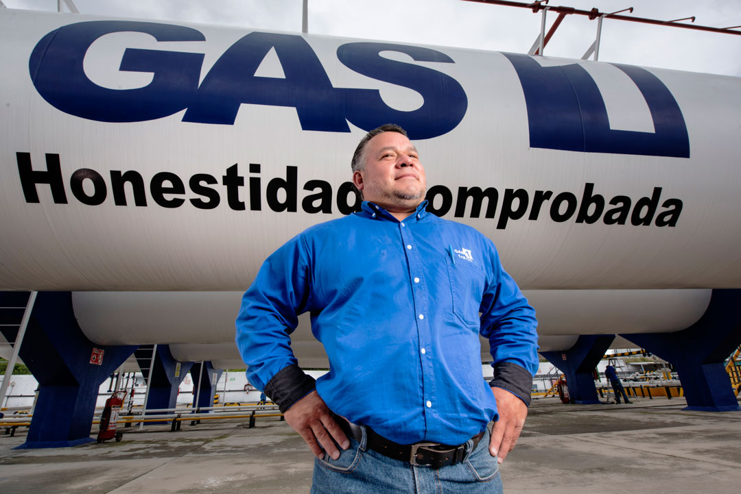 Colaborador de Gas 1 frente a un tanque con el lema Honestidad comprobada