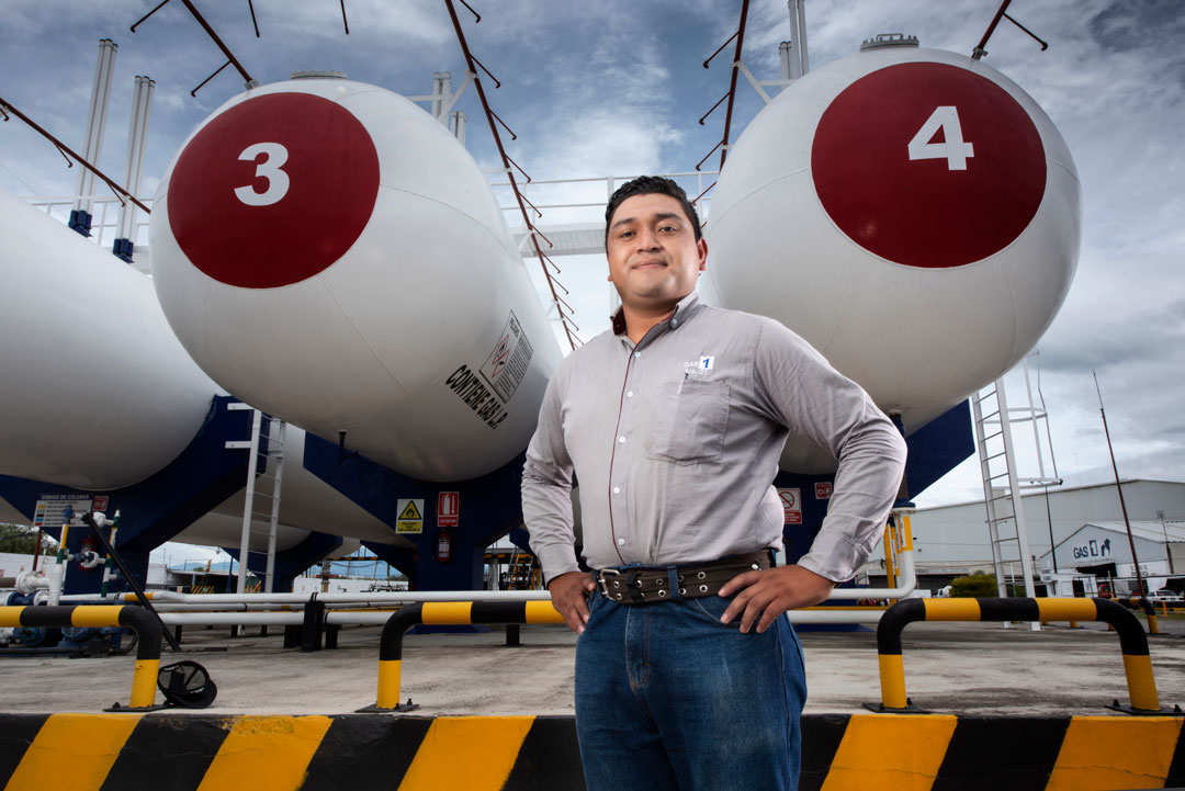 Colaborador de Gas 1 en la planta frente a las esferas 3 y 4