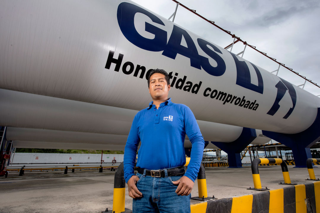 Colaborador de Gas 1 junto a un tanque de suministro