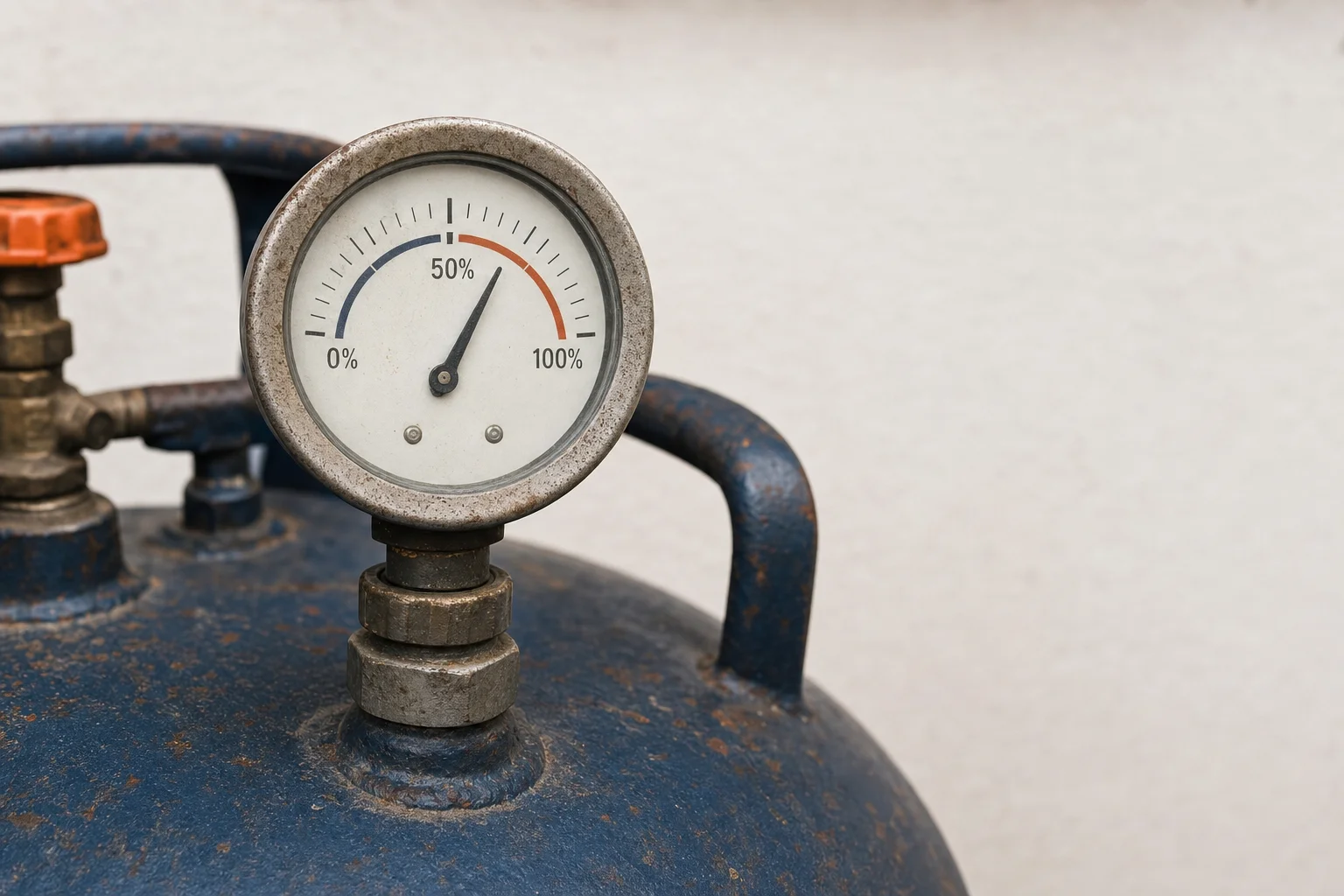 Manómetro o carátula de nivel de un tanque estacionario marcando el porcentaje de gas disponible